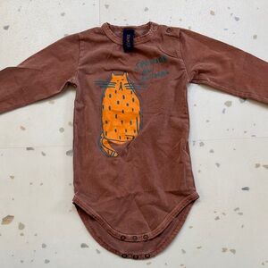 BONMOT Brown Long Sleeve Baby Onesie with Cat Print. “Sponsor an animal”. EUC!